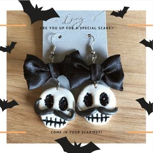 Halloween earring.